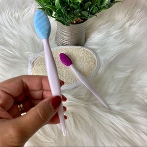 2 Lip scrub brush & 1 Loofah pad